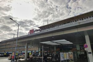 Schwere Körperverletzung am Essener Hauptbahnhof: Mann attackiert anderen brutal. Polizei ermittelt.