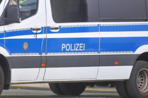 Verkehrsunfall auf Bundesstraße, beschädigte Fahrzeuge, Polizeieinsatz, leicht verletzte Person.