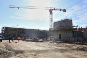 Baukran auf Baustelle symbolisiert Veränderungen im Bauhauptgewerbe und Auftragseingang in 2026.