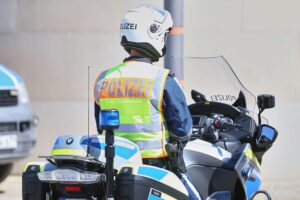 Ein Zug mit Polizisten, Rettungskräften und Videodokumentation eines medizinischen Notfalls.