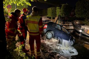 Bergung eines versunkenen Autos aus dem Auricher Hafenbecken mit Kran und Feuerwehr.