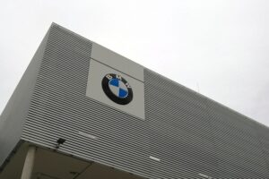 BMW-Logo mit Text über Zollstreit und Elektromobilität zwischen EU und USA.