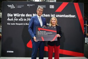 Ein Plakat mit der Botschaft „Respekt für Uniformierte“ in einem Zug oder Bahnhof.