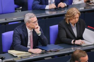 Karsten Wildberger und Bärbel Bas diskutieren modernes digitales Sozialportal für Bürgeranträge.