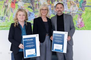 Ulrike Scharf übergibt Prädikat an Architektenkammer – Förderung der Barrierefreiheit in Bayern.