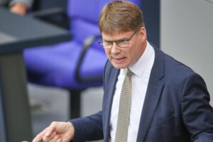 AfD-Abgeordnete Frohnmaier und Kotré planen Teilnahme am Sankt Petersburger Wirtschaftsforum.