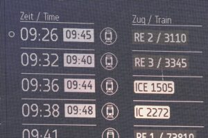 Bericht: Bahn-Pünktlichkeit schlechter als offiziell ausgewiesen Anzeigetafel der Deutschen Bahn zeigt Verspätungen, verdeutlicht Pünktlichkeitsproblematik im Fernverkehr.