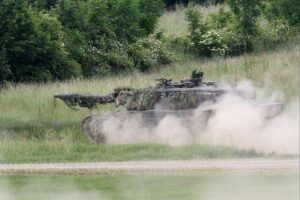 Leopard 2 Panzer der Bundeswehr vor militärischem Hintergrund, symbolisiert deutsch-französische Rüstungskooperation.