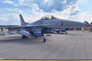 US-Kampfjet F-16 symbolisiert Reduzierung militärischer Beiträge der USA zur NATO.