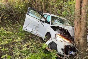 Betrunkener Autofahrer verursacht Unfall, flüchtet, vier Mitfahrer verletzt, Polizei ermittelt.