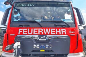 Einsatzkräfte löschen Wohnungsbrand, Bewusstsein für Gefahren und Tragödie in Mehrfamilienhaus.