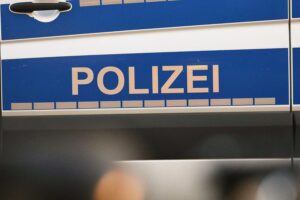 Ein Polizei-Einsatz mit Festnahme wegen Betrugsfall. Geldabholung nach Schockanruf.
