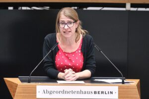 Franziska Brychcy kritisiert Bildungsvereinbarung, die Stellenkürzungen als Entlastung tarnen soll.