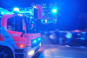 Die Feuerwehr bei einem Pflegeheim-Brand, Rettungskräfte evakuieren Bewohner, Einsatz in vollem Gange.