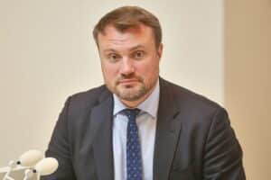 Finanzminister Daniel Keller präsentiert stabile Steuereinnahmen trotz wirtschaftlicher Unsicherheiten in Brandenburg.
