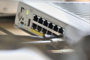 Zwei besprechende Politiker vor einem digitalen Hintergrund, Symbol für Verwaltungsdigitalisierung und Kooperation.