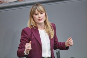 Clara Bünger fordert stärkere Opposition im Parlamentarischen Kontrollgremium zur Kontrolle der Geheimdienste.