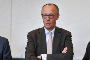 Friedrich Merz spricht auf DGB-Kongress, erhält Buhrufe und Gelächter von Gewerkschaftern.
