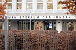 Drei Ministerpräsidenten unterzeichnen Abkommen zur Förderung der sorbischen Kultur in Potsdam.