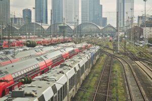 Frankfurter Hauptbahnhof mit Zügen, Symbol für den Streit zwischen Italo und Deutsche Bahn.