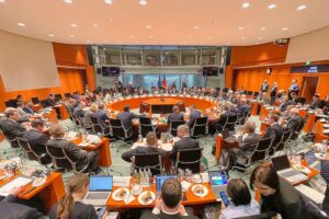 Eine Ministerpräsidentenkonferenz, Diskussion über Krisenbewältigung und Forderungen nach mehr Zusammenarbeit.