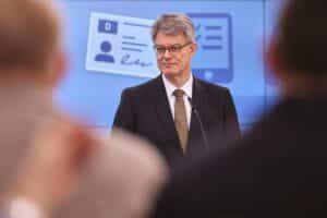 Führerscheinreform: Patrick Schnieder präsentiert digitale Änderungen und Kostenreduzierung für Fahrschulen.