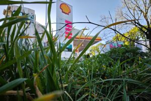 Tankstelle mit Preisanzeigen, die sinkende Kraftstoffpreise symbolisieren und den Tankrabatt widerspiegeln.