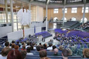 Bundestagsabgeordnete diskutieren Apothekenreform zur Stärkung ländlicher Gesundheitsversorgung und Apothekerrechte.