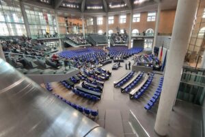 Bundestag beschließt elektronische Fußfessel für Gewalttäter zur Verbesserung des Gewaltschutzes.