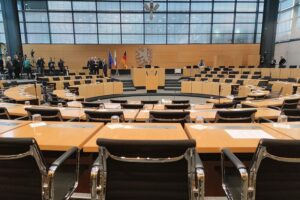 Thüringer Landtag: Antrag zur Stärkung der Erinnerungskultur, Gräber und Gedenkstätten im Fokus.