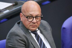 Alexander Throm fordert härteres Vorgehen gegen Antisemitismus und Schutz für jüdische Gemeinschaft.