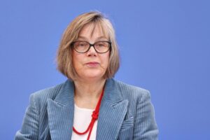 Eva Welskop-Deffaa kritisiert Pflegereform: soziale Absicherung und finanzielle Belastung für Pflegebedürftige.