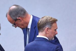 Friedrich Merz und Christian Lindner diskutieren politische Herausforderungen und wirtschaftliche Probleme in Berlin.