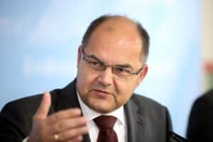 Christian Schmidt, CSU-Politiker, verteidigt Rückzug als Hoher Repräsentant in Bosnien.