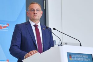 Tino Chrupalla kritisiert internationale Partei-Bewertungen und betont AfD-Kontakte zu Rassemblement National.