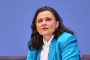 Gitta Connemann diskutiert Organspende, fordert Widerspruchslösung, kritisiert Kirchen, betont Entscheidungsnotwendigkeit.