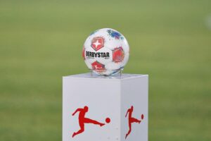 Jubelnde Fußballspieler feiern Aufstieg des FC Energie Cottbus in die 2. Bundesliga.