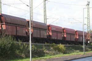 Güterzug transportiert Fracht, symbolisiert den Stellenabbau und die Herausforderungen bei DB Cargo.