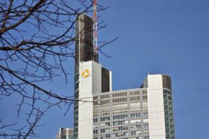 Frankfurter Commerzbank-Tower, Symbol für Übernahmekampf und Unsicherheiten im Bankensektor.