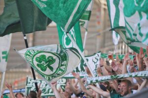 Fans von Greuther Fürth jubeln, während Verein neuen Geschäftsführer Sport Daniel Meyer präsentiert.