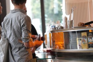 Ein voller Restauranttisch mit Gästen, gerichte, Gläser und eine freundliche Atmosphäre.
