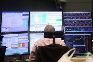 Dax steigt leicht; Unsicherheit bleibt, Anleger sichern Gewinne vor Wochenende und Monatsende.