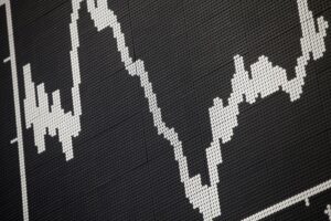 Dax-Anzeigetafel in Frankfurt: leichten Rückgang und positive Marktstimmung abgebildet.