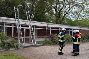 Rauchentwicklung aus Turnhalle, Feuerwehr im Einsatz, defekte Heizungsanlage als Ursache.