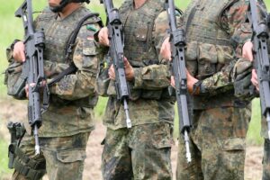 Bundeswehr-Soldaten im Einsatz, symbolisieren internationale Zusammenarbeit und Führungsrolle innerhalb der Nato.