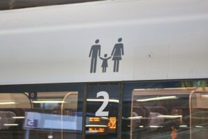 Familienabteil der Deutschen Bahn, symbolisiert Jugendförderung durch kostenlose Bahncard für Jugendliche.