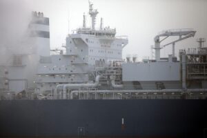Schwimmendes LNG-Terminal symbolisiert die strategische Partnerschaft zwischen Deutschland und Kanada im Energiesektor.