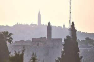 Internationale Staatschefs kritisieren Israel wegen Siedlungspolitik im Westjordanland und Verletzung des Völkerrechts.