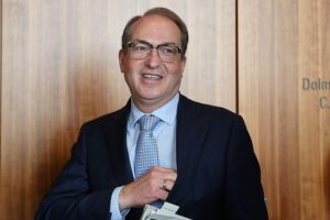 Alexander Dobrindt diskutiert neue Gesetze zur schnellen Abschiebung abgelehnter Asylbewerber in Deutschland.