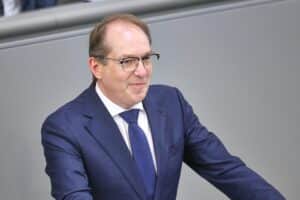 Alexander Dobrindt spricht über beschleunigte Abschiebungen und Rückkehrzentren für Straftäter.